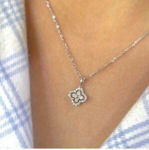 Gorgeous Clover Pendant Necklace